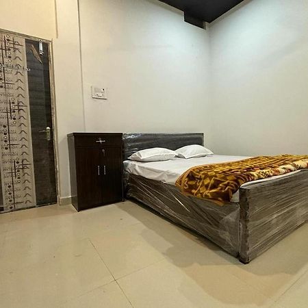 Madhuri Guest House Váránaszi Kültér fotó