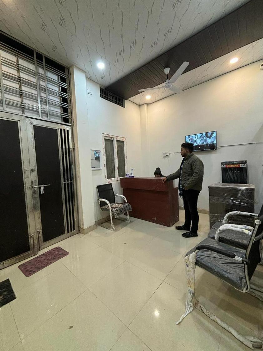 Madhuri Guest House Váránaszi Kültér fotó