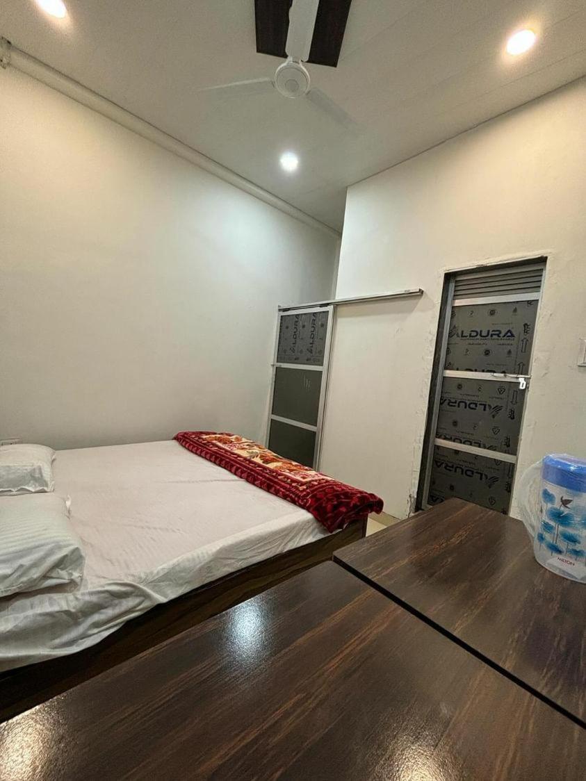 Madhuri Guest House Váránaszi Kültér fotó