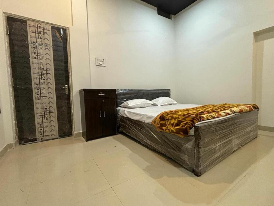 Madhuri Guest House Váránaszi Kültér fotó
